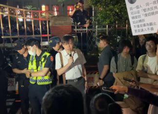 立法院外,譴責國民黨亂政,聲援沈伯洋抗爭!